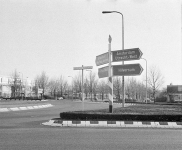 855456 Afbeelding van richtingborden van de ANWB, geplaatst bij een rotonde in de Koningin Wilhelminalaan te Utrecht.
